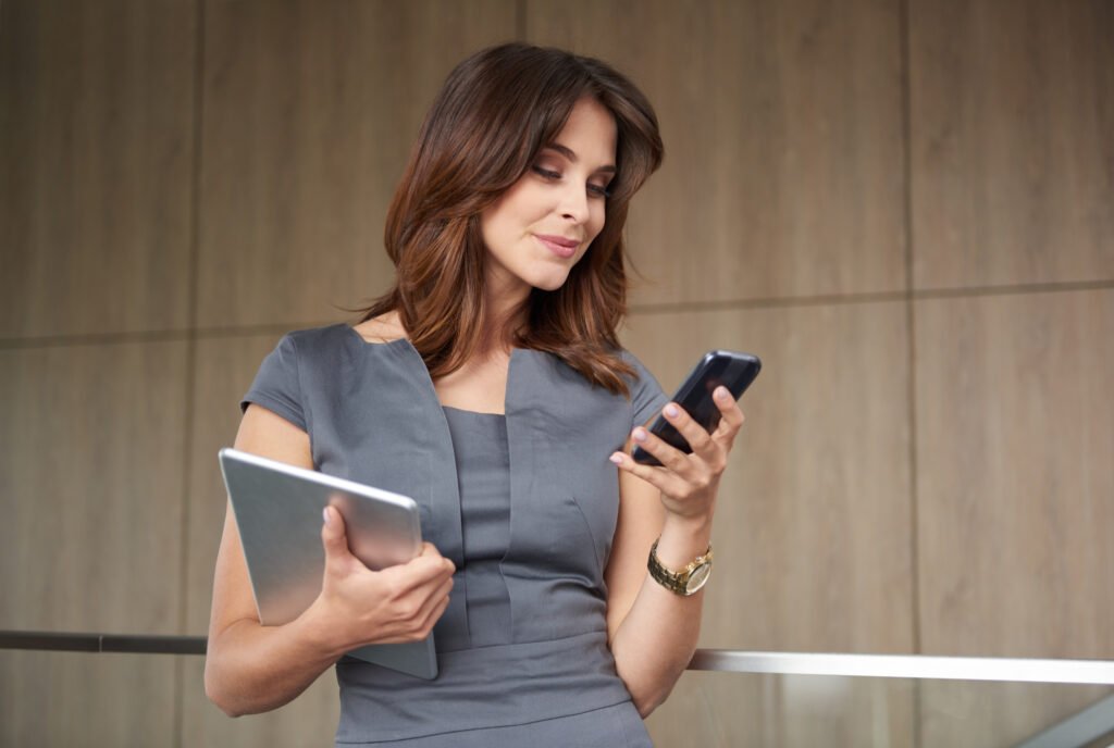 Mujer moderna con teléfono y tableta digital
